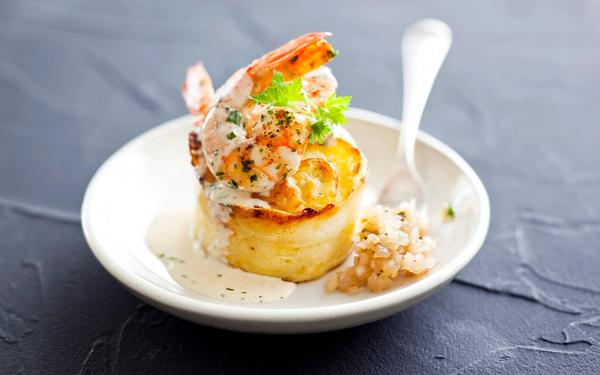 Gratin de pommes de terre aux gambas rôties, sauce crémeuse