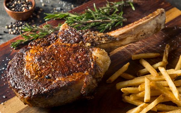 Côte à l'os grillée, frites maison et romarin