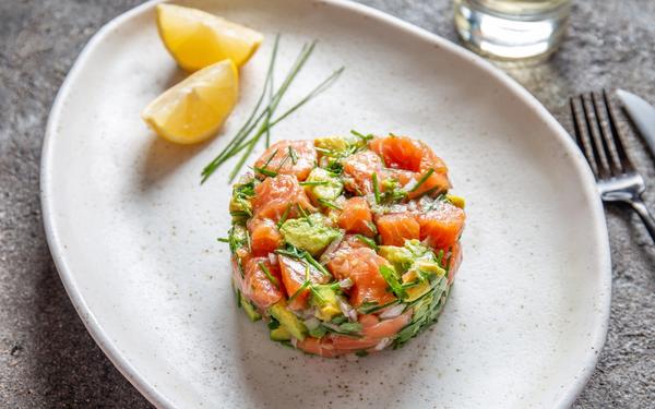 Recette de ceviche de saumon, avocat et petits oignons