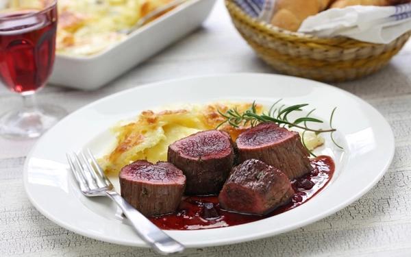 Venison steak à la sauce Cumberland