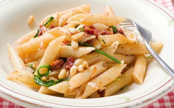 Penne aux tomates séchées et aux pignons de pin
