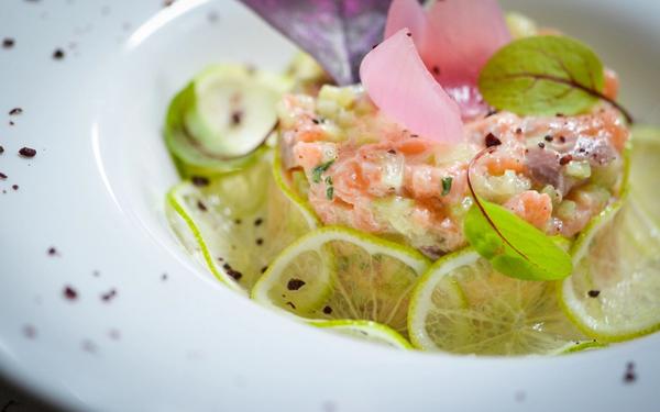 Recette de tartare au saumon frais et tranche de citron vert
