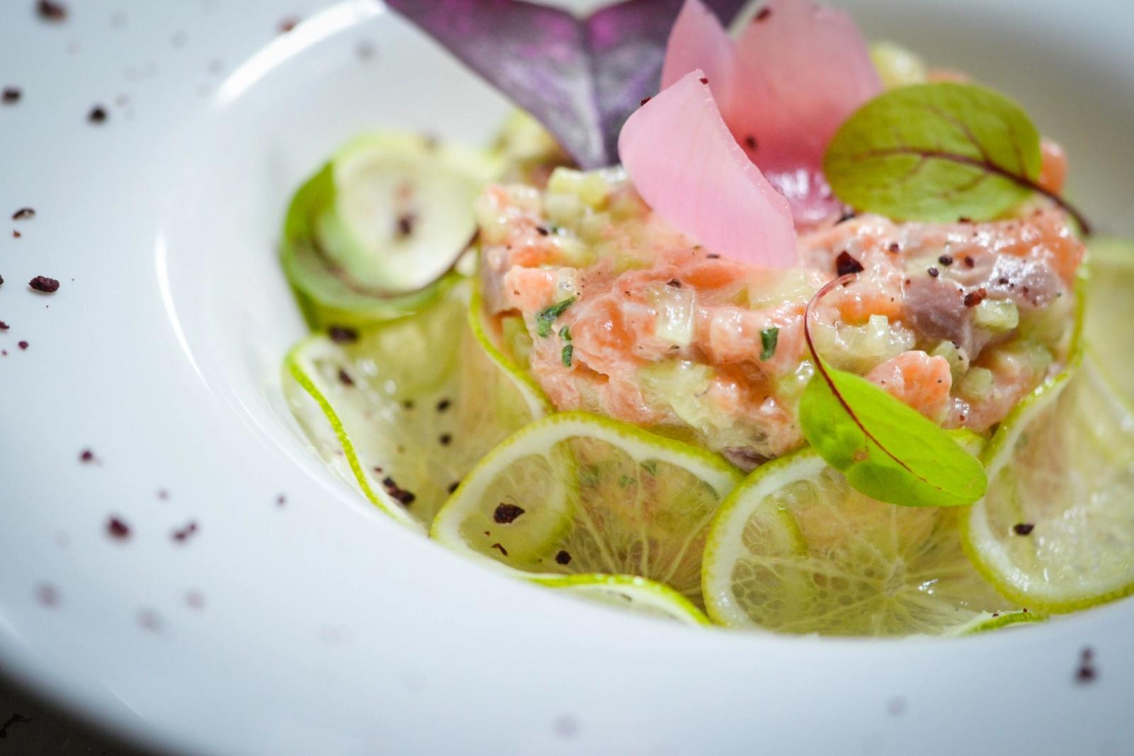 Recette de tartare au saumon frais et tranche de citron vert