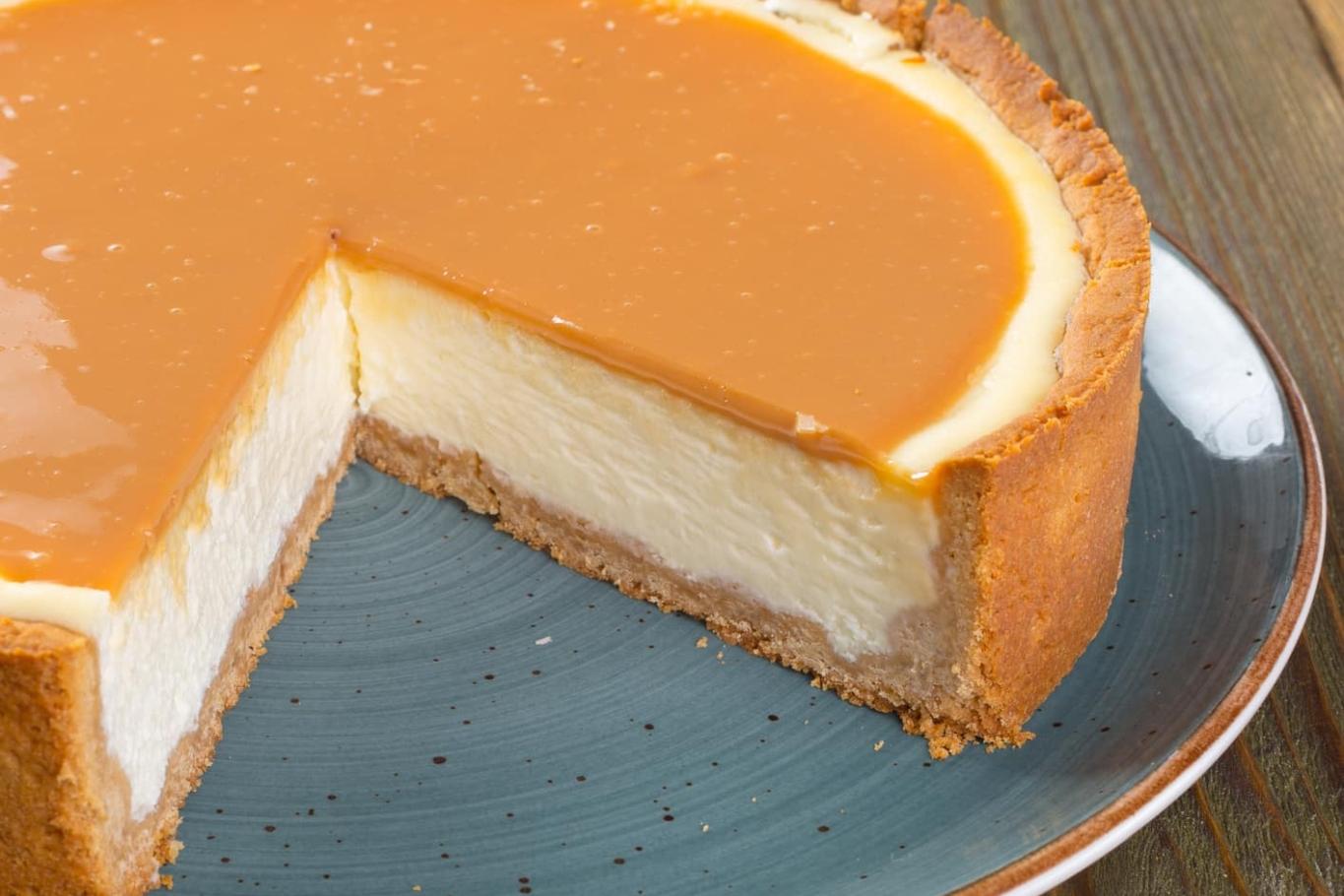 Gâteau au fromage nappé au caramel