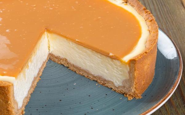 Gâteau au fromage nappé au caramel