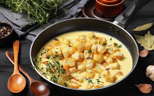 Cubes de colin pochés dans une sauce à la crème