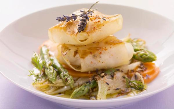 Lotte enrobée de pommes de terre sur un mélange de fenouil et d'asperges