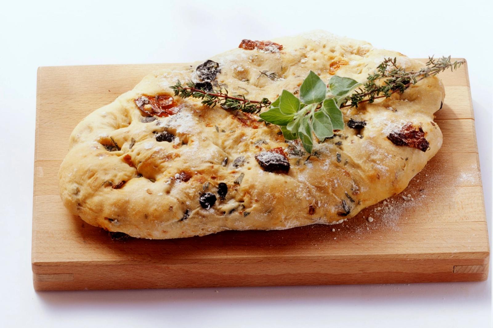 Focaccia aux olives et aux tomates séchées