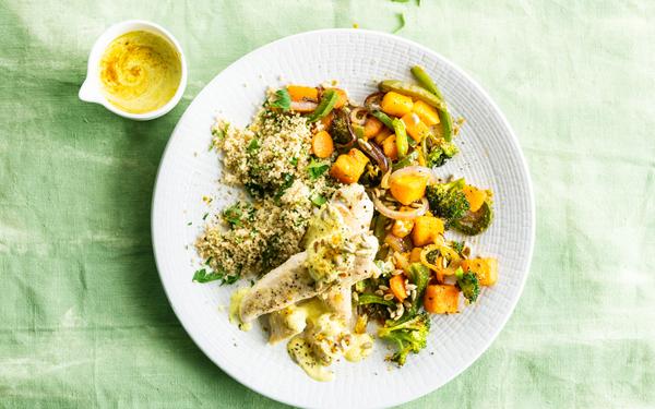 Poulet tendre à la semoule, légumes et sauce au curry