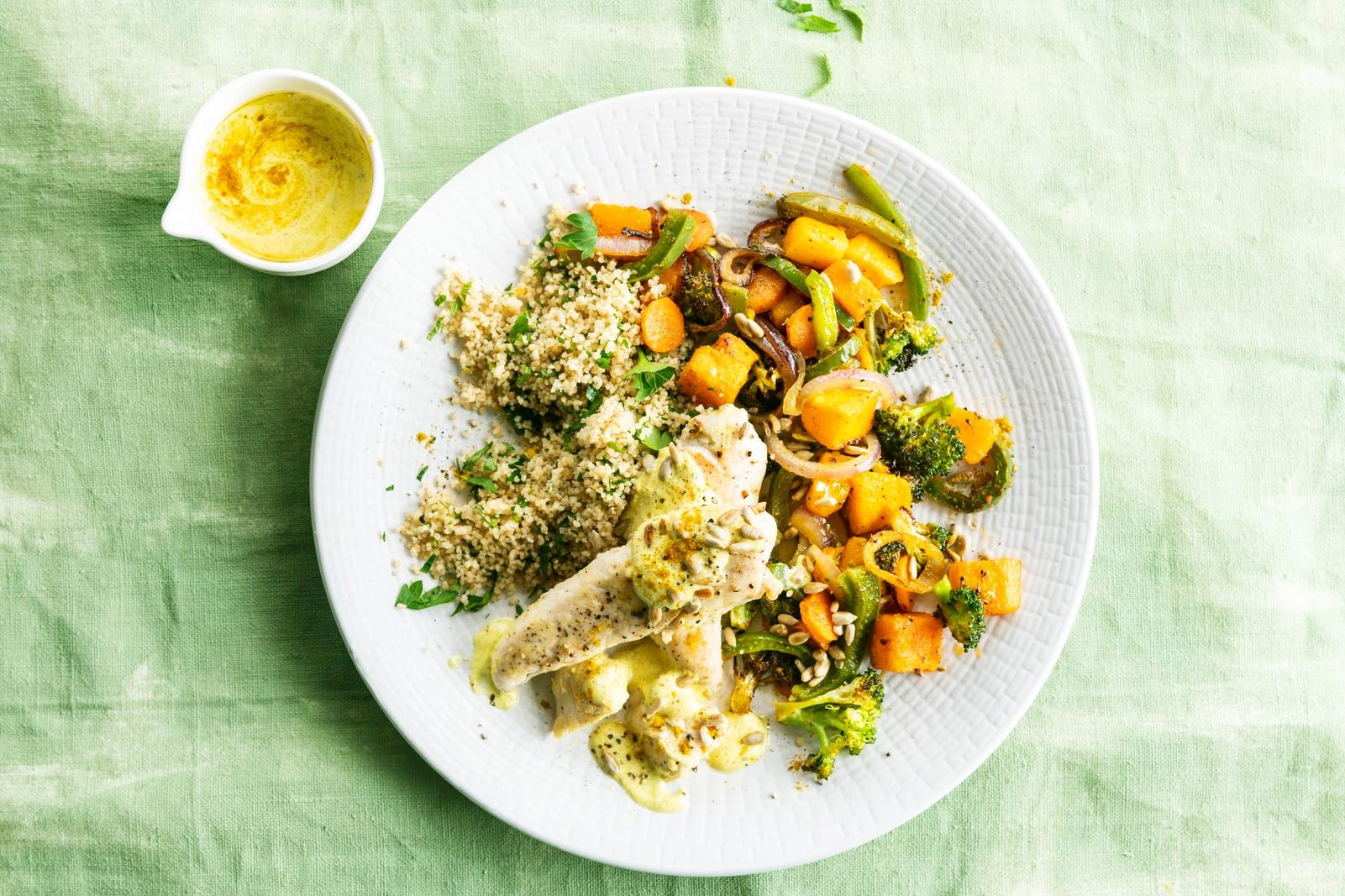 Poulet tendre à la semoule, légumes et sauce au curry