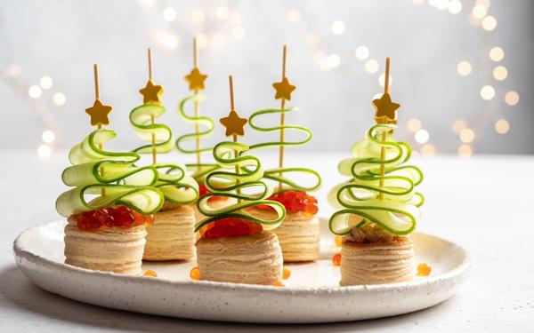 Canapés sapin de Noël au concombre, mousse de saumon et œufs de saumon