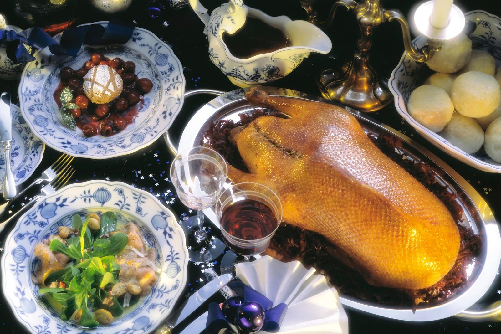 Menu de Noël : salade de mâche et pommes de terre, oie farcie rôtie, soufflé au pain d’épices et cerises