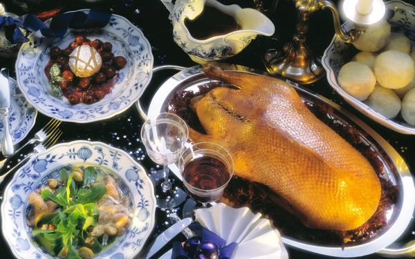 Menu de Noël : salade de mâche et pommes de terre, oie farcie rôtie, soufflé au pain d’épices et cerises