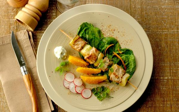 Brochettes de porc au fenouil et à l'orange, vert de blette