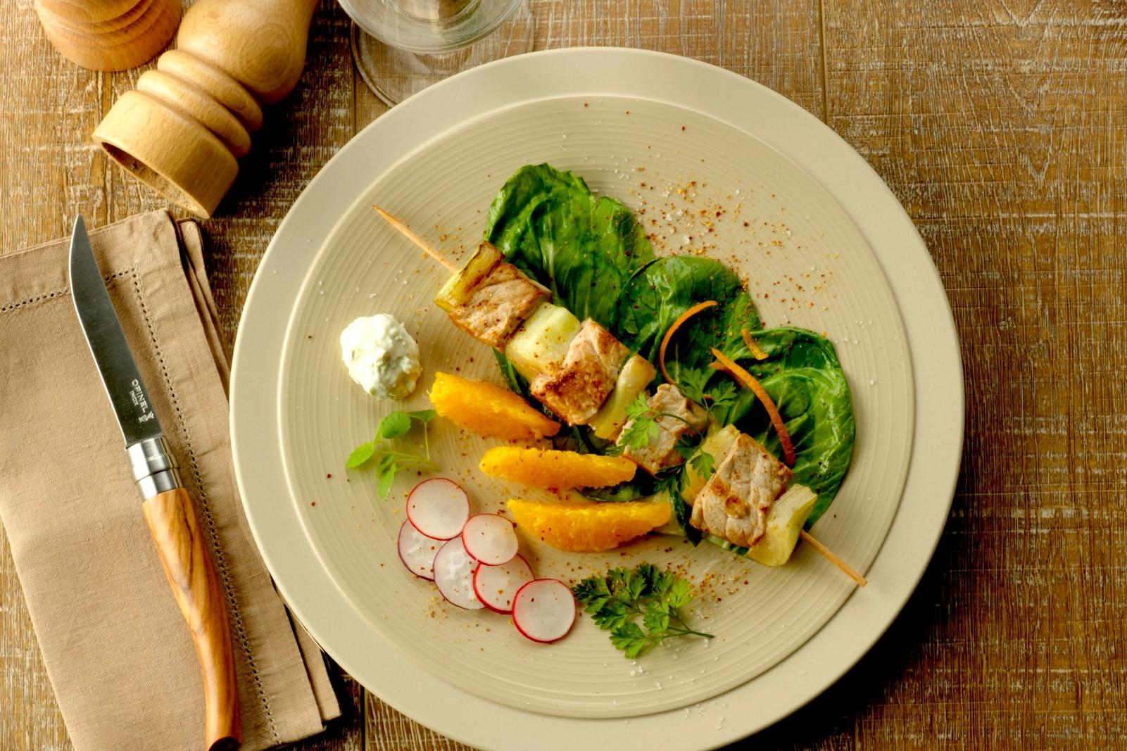 Brochettes de porc au fenouil et à l'orange, vert de blette