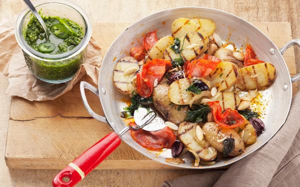 Pommes de terre au chorizo accompagnés de salsa verde