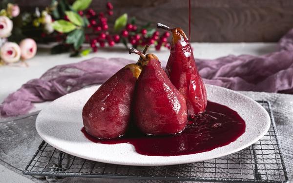 Poires pochées au vin rouge et aux épices