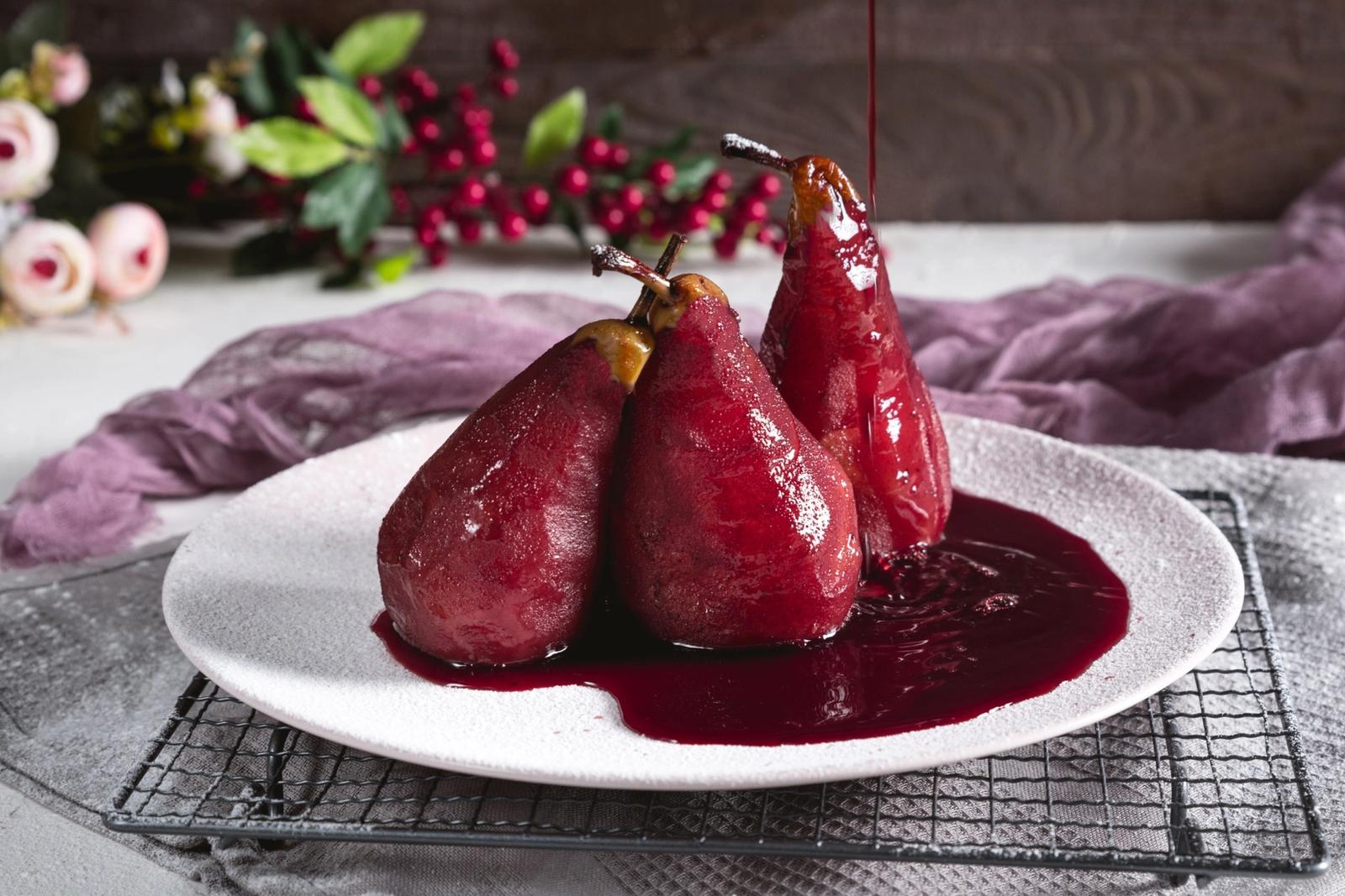 Poires pochées au vin rouge et aux épices