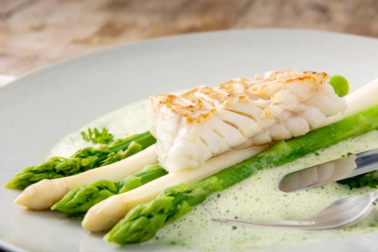 Cabillaud aux asperges, écume d’herbes fraîches
