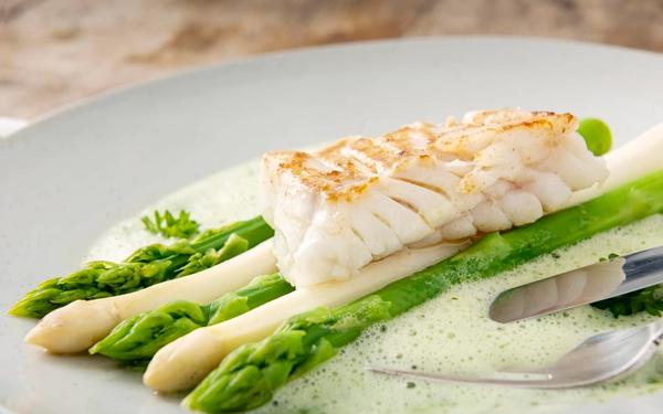 Cabillaud aux asperges, écume d’herbes fraîches
