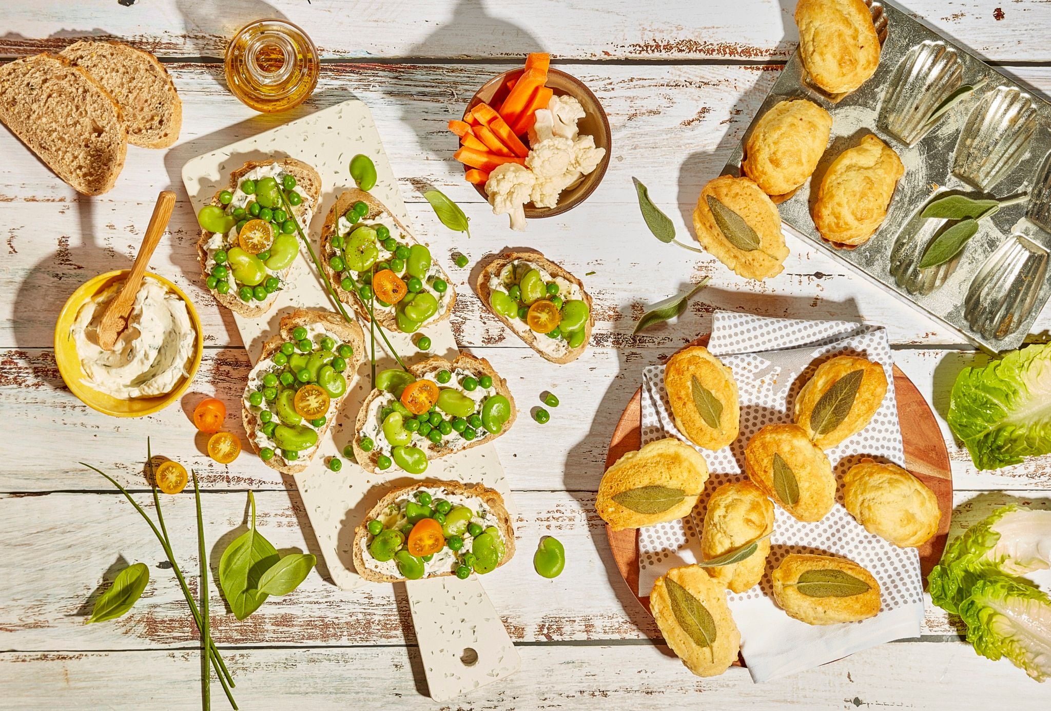 Tartines au chèvre frais, fèves et petits pois &amp; madeleines au parmesan et à la sauge
