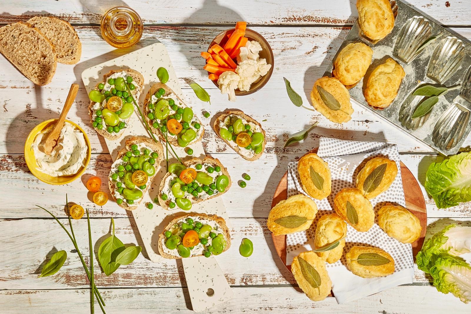 Tartines au chèvre frais, fèves et petits pois & madeleines au parmesan et à la sauge