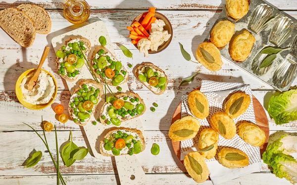 Tartines au chèvre frais, fèves et petits pois & madeleines au parmesan et à la sauge