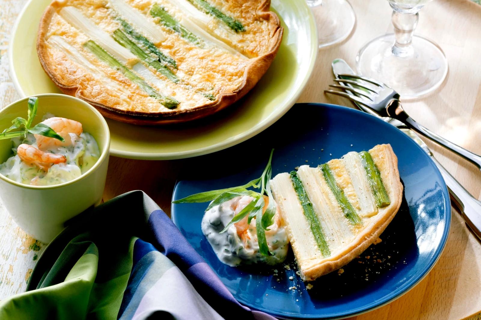 Quiche aux asperges en pâte feuilletée, avec une trempette aux crevettes