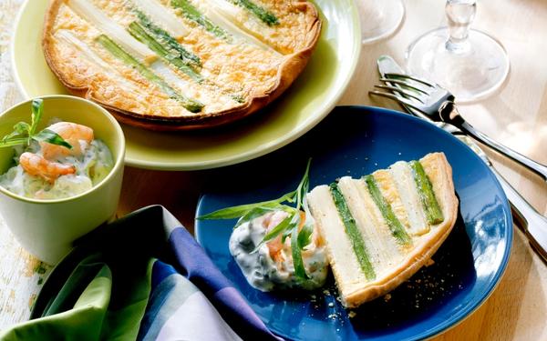 Quiche aux asperges en pâte feuilletée, avec une trempette aux crevettes