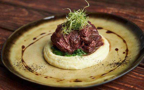 Bœuf braisé au vin rouge, purée de pommes de terre et pousses d’épinards