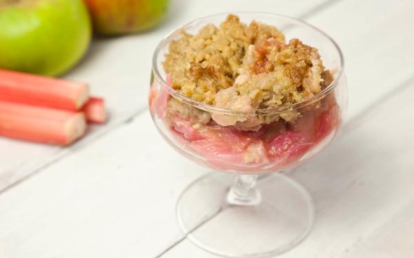 Crumble à la rhubarbe et aux pommes