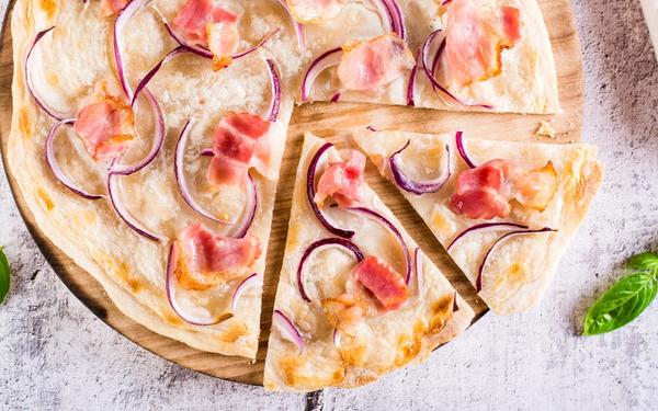 Flammkuchen avec fromage à la crème, oignon rouge et bacon