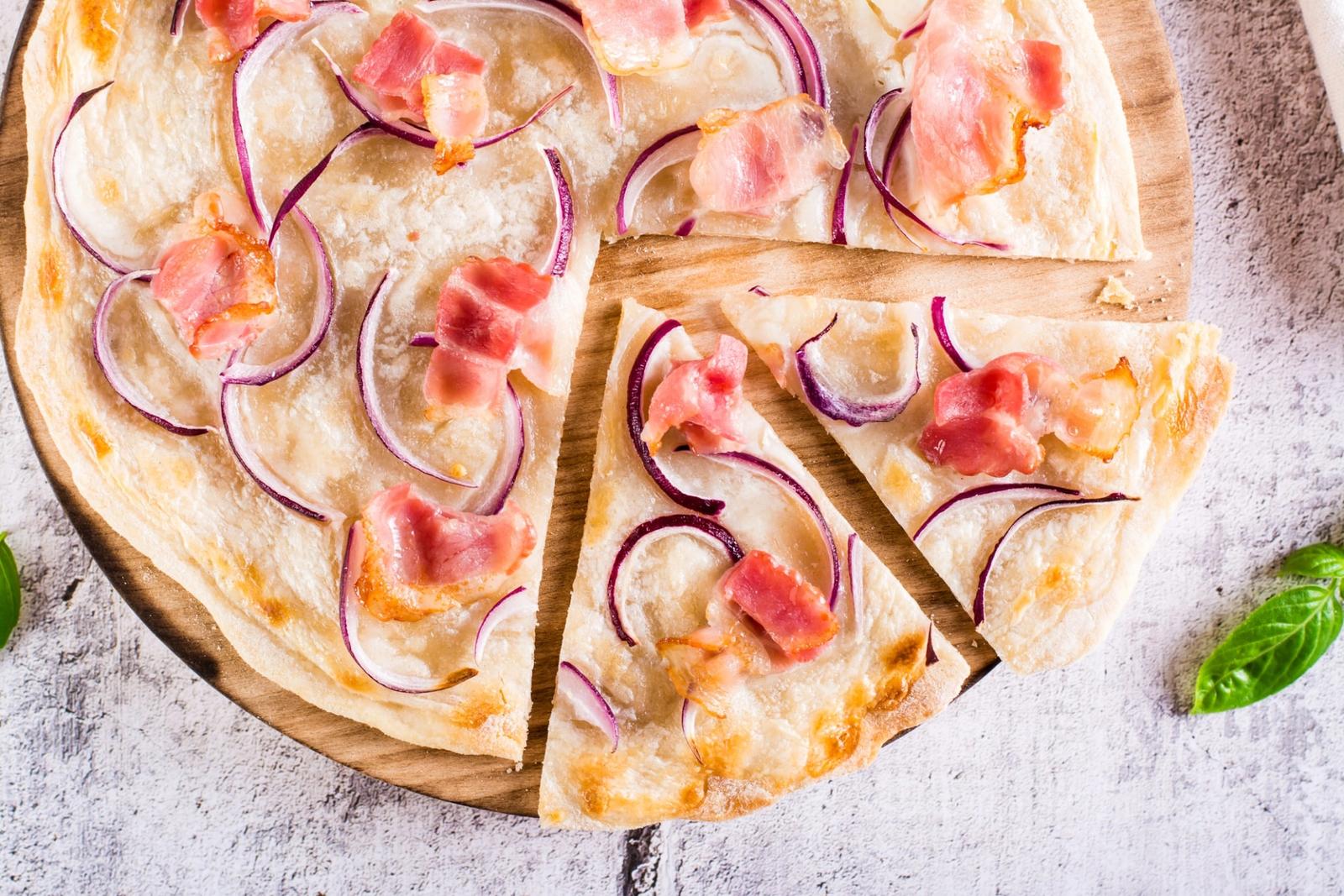Flammkuchen avec fromage à la crème, oignon rouge et bacon