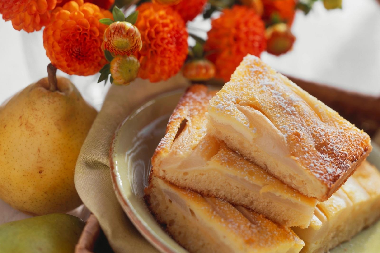 Gâteau aux poires nappé de crème fraîche