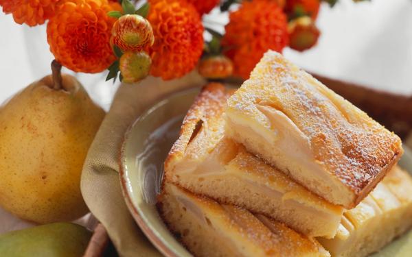 Gâteau aux poires nappé de crème fraîche