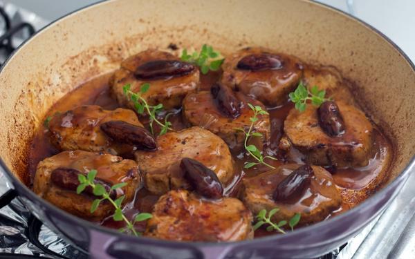 Filet mignon aux dates et sauce aux herbes aromatiques