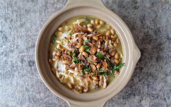 Bubur ayam indonésien au poulet effiloché, bouillon, cacahuètes et oignons frits