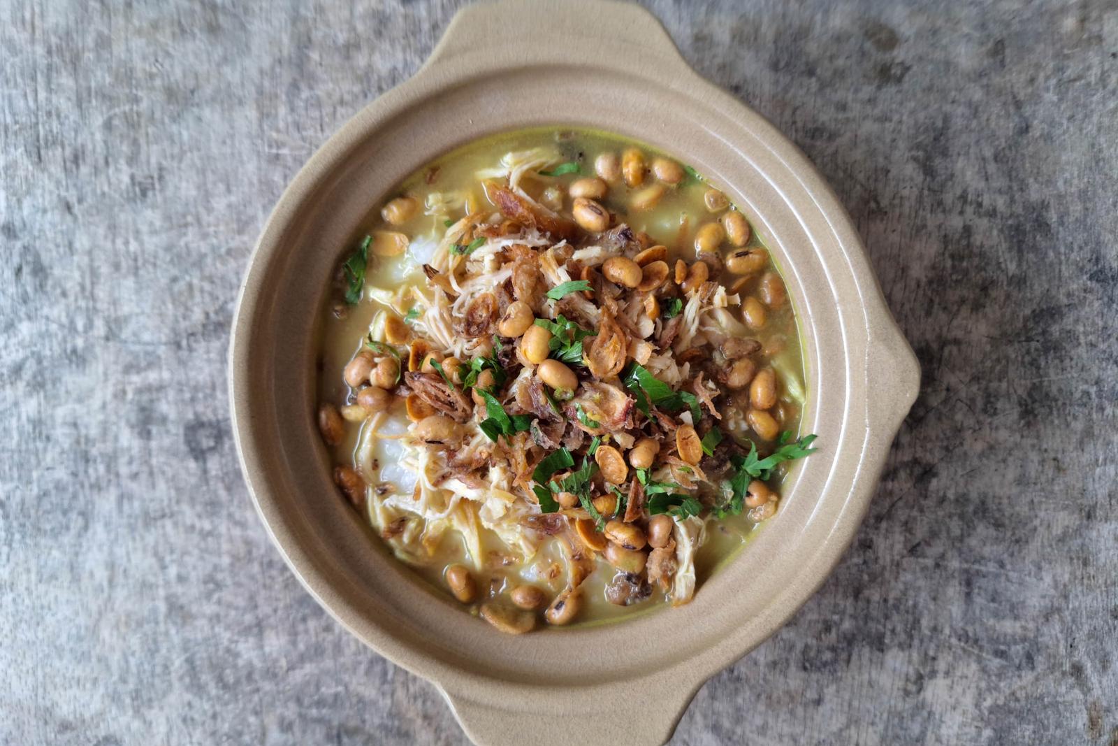Bubur ayam indonésien au poulet effiloché, bouillon, cacahuètes et oignons frits