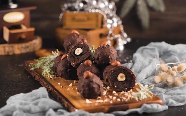 Truffes au chocolat noir aux noisettes