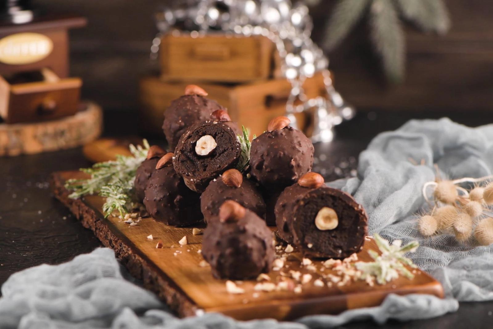 Truffes au chocolat noir aux noisettes