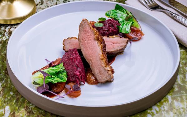 Magret de canard, sauce aux baies rouges et chou rouge braisé