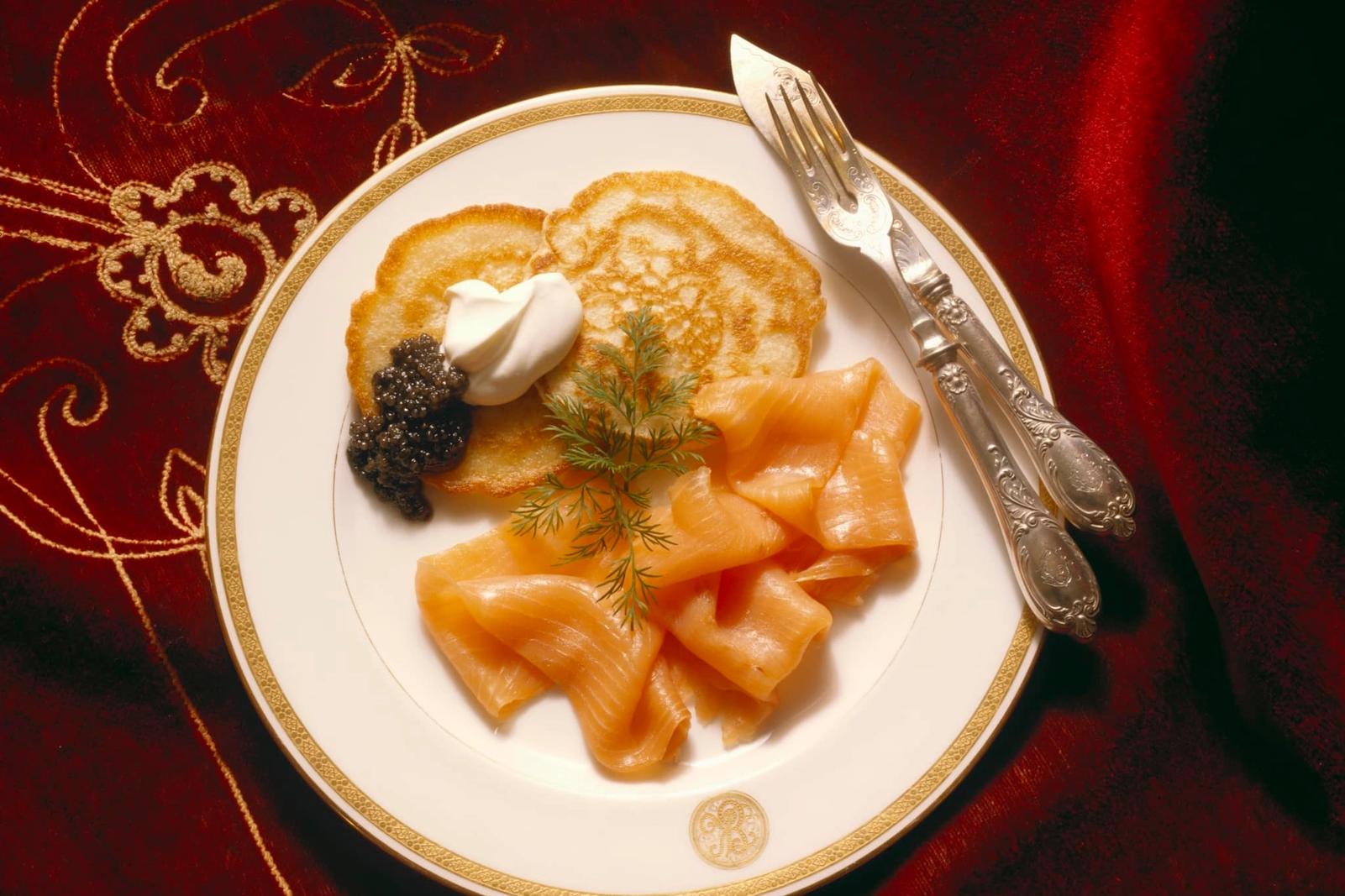 Blinis au saumon fumé, crème fraîche et caviar
