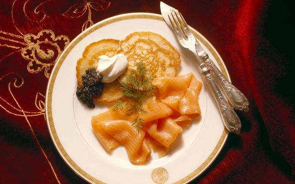 Blinis au saumon fumé, crème fraîche et caviar