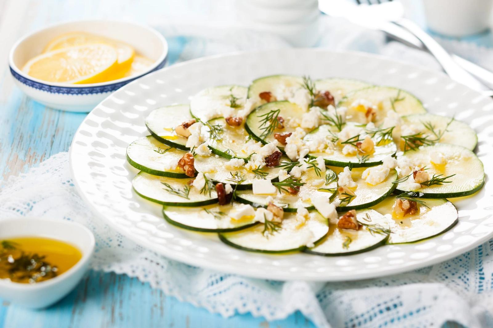 Recette de carpaccio de courgettes à la féta et noix