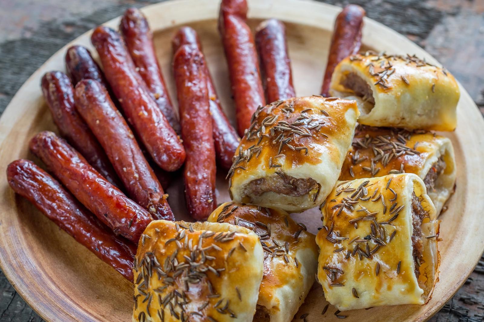 Rouleaux de saucisses grillées