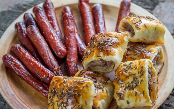 Rouleaux de saucisses grillées