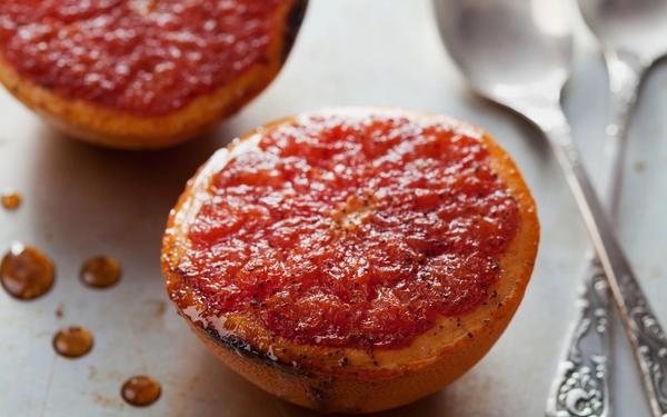 Pamplemousse grillé au sucre brun et à la cannelle