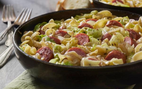 Haluska - chou frit et nouilles avec saucisse Kielbasa