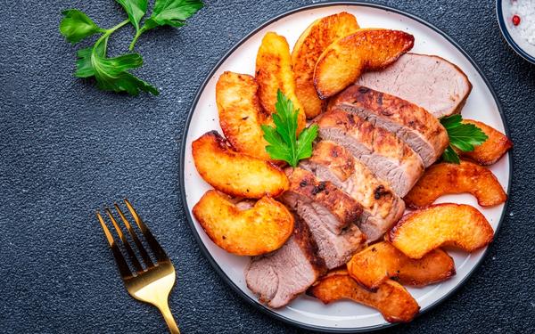 Filet de porc cuit au four avec tranches de coing ou pomme
