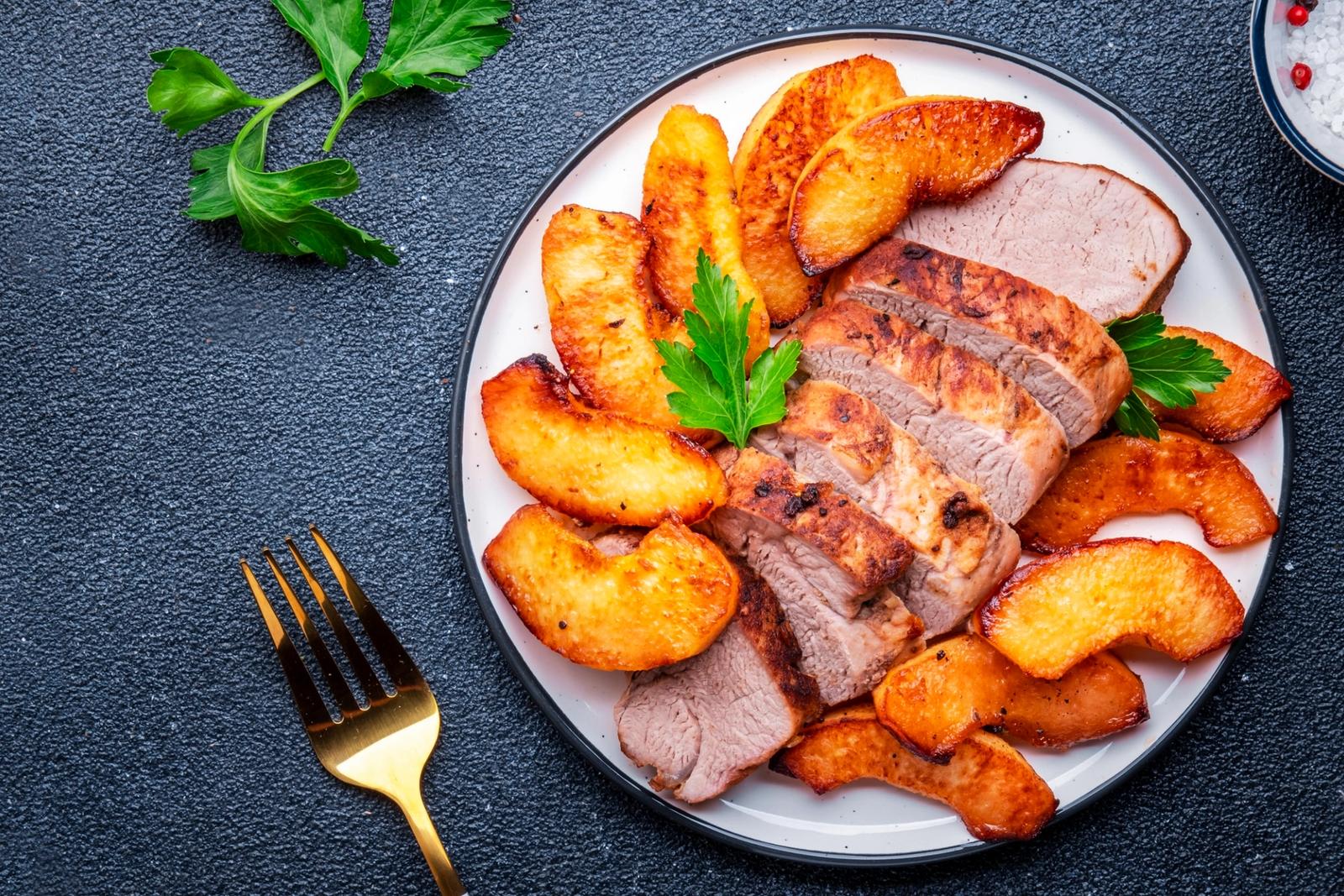 Filet de porc cuit au four avec tranches de coing ou pomme